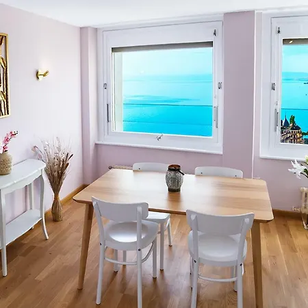 Stylish With Lake View *